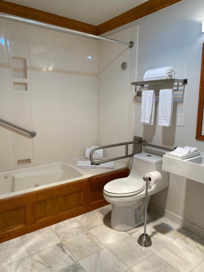 Inn On Summerhill Summerland Bagian luar foto